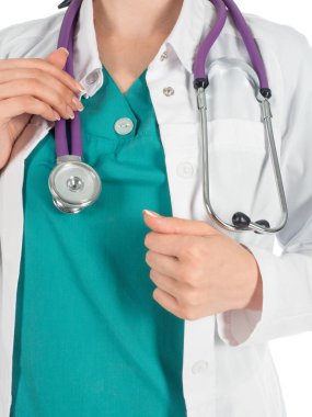 Beyaz arka plan üzerinde izole stetoskop ile kırpılmış doktor kadın kadar yakın. Stetoskop tıbbi elbise kadın doktor tutar