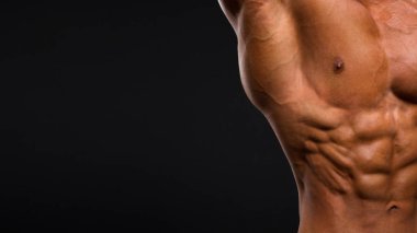 Güçlü atletik erkek Fitness modeli gövde gösteren altı bohça abs koyu arka plan üzerinde