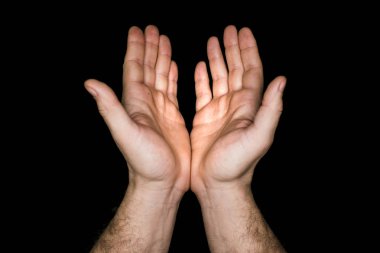 koyu arka plan üzerinde bir dua eller. Croppped resim