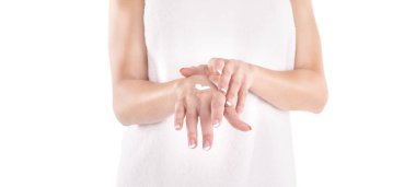 güzel elleri ile Fransız manikür beyaz bir arka plana dayanır