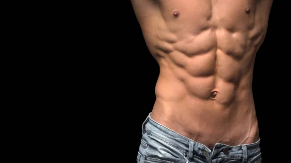 Torso di uomo forte in jeans su sfondo scuro — Foto Stock