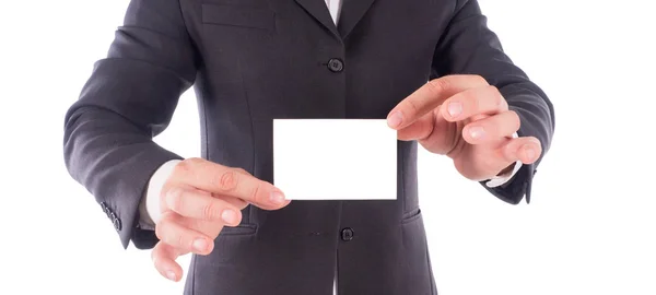 Imagem cortada de um homem mãos segurando cartão de visita. Homem vestindo um terno preto e camisa branca — Fotografia de Stock