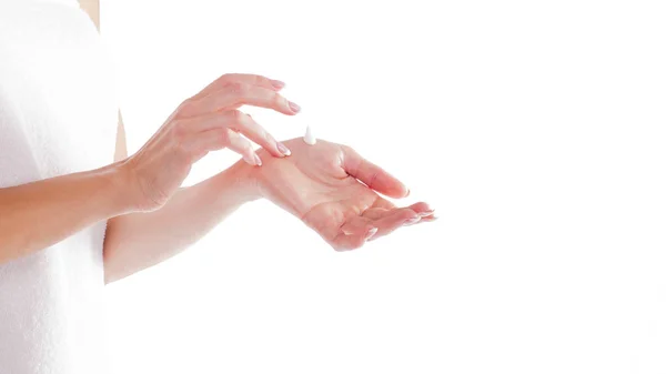 Красивые женские руки на белом фоне — стоковое фото