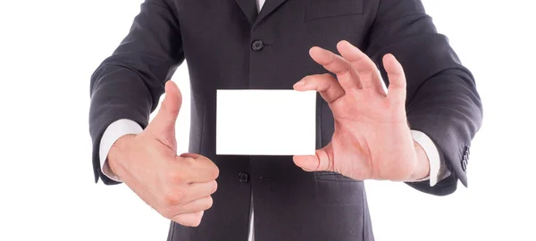 Beskuren bild av affärsman i kostym visar visitkort i händer — Stockfoto