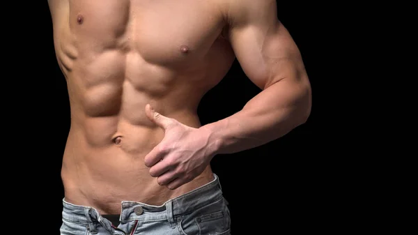 Torso av stark man i jeans mot mörk bakgrund — Stockfoto