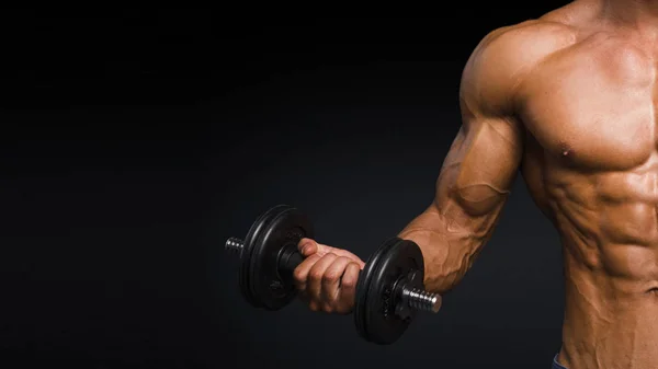 Bijgesneden afbeelding van mannelijke, shirtless, portret lichaamstraining met dumb-bell — Stockfoto