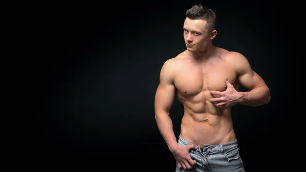 Retrato de fuerte sano guapo atlético Hombre Fitness Modelo posando cerca de la pared gris oscuro —  Fotos de Stock
