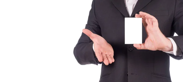 Tiro cortado de homem de negócios em terno mostrando cartão de visita em mãos — Fotografia de Stock