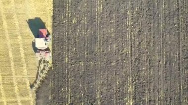 Traktörün hasat alanda hava. yükseklikten üstten görünüm
