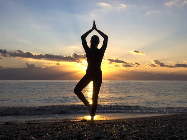 Silhouette femme est jouer yoga excercise sur la plage avec coucher de soleil ou lever de soleil . — Photo