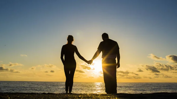 Vue d'un corps complet d'un couple silhouette marchant ensemble sur la plage au coucher du soleil en été — Photo