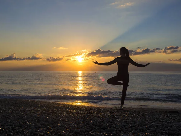 Yoga meditation kvinna siluett på havet under fantastisk solnedgång. Hälsosam livsstil. — Stockfoto