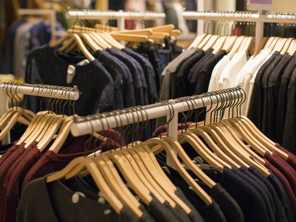 Cabides com roupas diferentes no armário do guarda-roupa — Fotografia de Stock