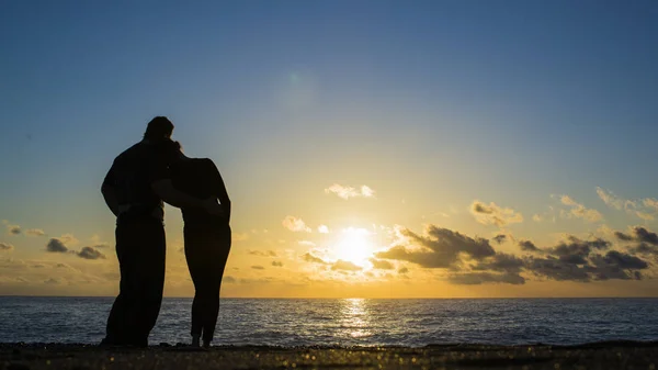 Vue d'un corps complet d'un couple silhouette marchant ensemble sur la plage au coucher du soleil en été — Photo