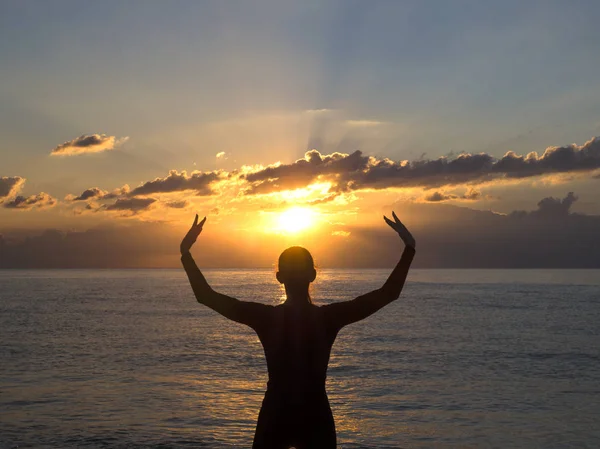 Jonge gezonde vrouw het beoefenen van yoga fitness oefening op het strand bij zonsondergang. Gezonde levensstijl concept. De tekst van de ruimte van het exemplaar. — Stockfoto