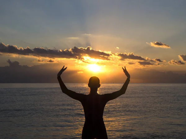 Silhouet Vrouw Spelen Yoga Oefening Het Strand Met Zonsondergang Zonsopgang — Stockfoto