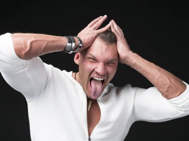 kazaklı komik bir adam portresi kapatın ve eşarp dilini koyu arka plan karşı gösterir.