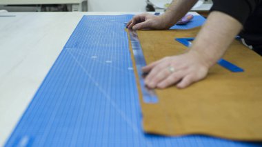 Usta elleri. Deri çanta, cüzdan veya ayakkabı yapmak için işaretleme.