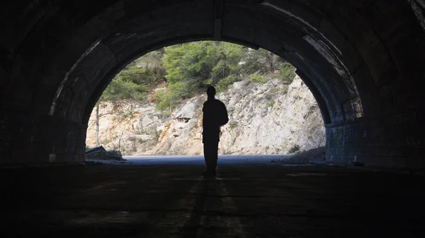 Man komt uit een donkere tunnel — Stockfoto