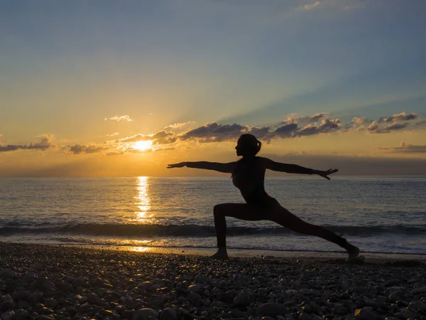 Silueta de una hermosa mujer Yoga por la mañana — Foto de Stock