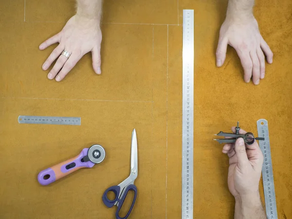 Lederen goederen master handen. Bovenaanzicht. Handmade en ambachtelijke concept — Stockfoto