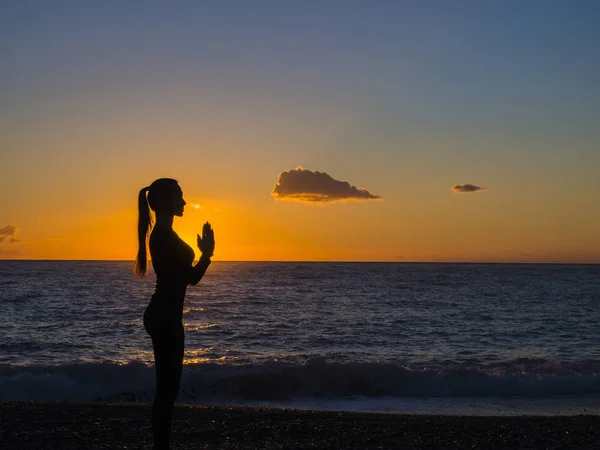 Frau macht Yoga-Meditation und entspannende Atemübungen am Strand — Stockfoto