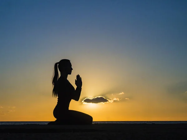 Femme faisant méditation de yoga et exercices de respiration relaxante au lever du soleil . — Photo
