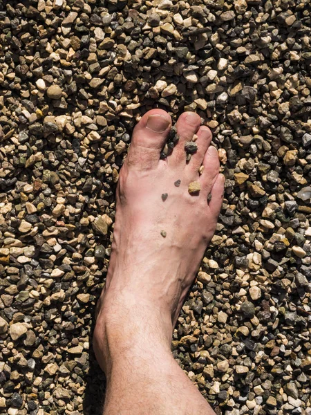해변에서 모래에 남성 발입니다. 여름 비치. — 스톡 사진