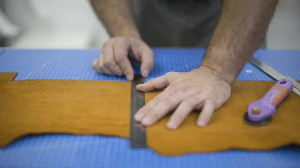 Hands of the master. Marking leather for making bags, purses or shoes. — Stock Photo, Image