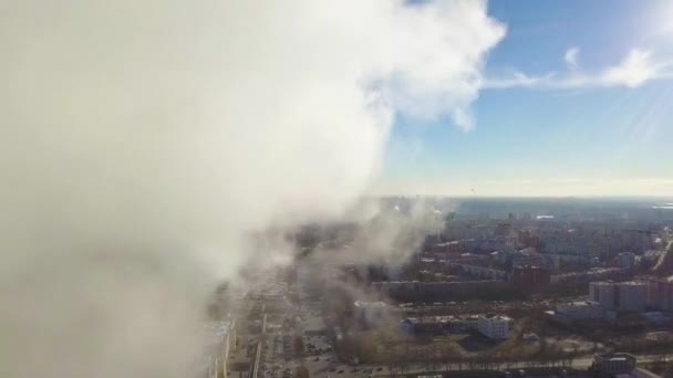 Drone flyg throu röken från röret — Stockvideo