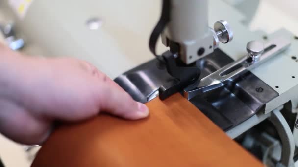 Κλείνω πάνω θέα μιας διαδικασίας κάνοντας δέρμα χειροτεχνίας. Εργαζόμενο, χρησιμοποιώντας το μηχάνημα ξεφλουδίσματος-ξακρίσματος — Αρχείο Βίντεο