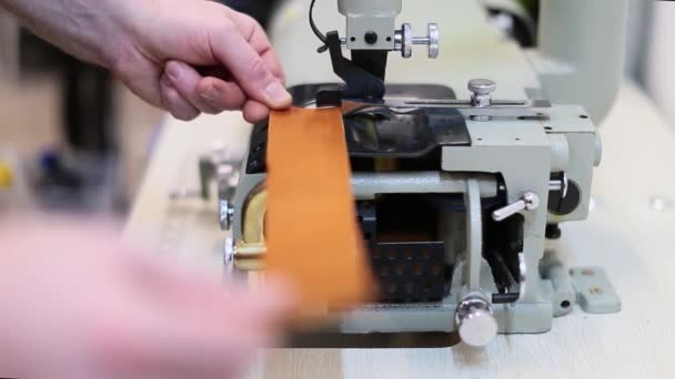 Vista de cerca de un proceso de fabricación de artesanía de cuero. Trabajador usando máquina de skiving — Vídeos de Stock