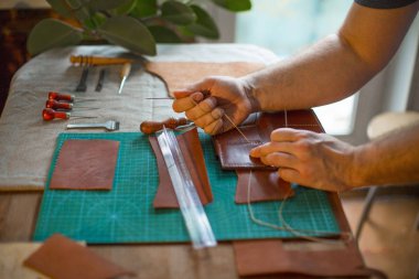 El yapımı deri menekşe doğal deri kullanarak yapımı craft cüzdan adamım, ellerini fotoğrafını ekrana kapatın. El yapımı ve zanaat kavramı