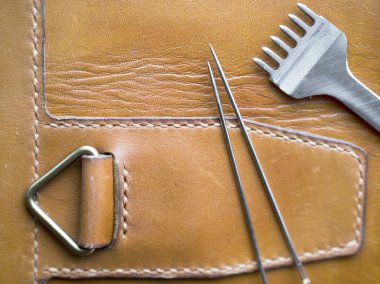 kahverengi deri deri usta araçları. dikiş hattı. Deri el sanatları ve el yapımı kavramı.