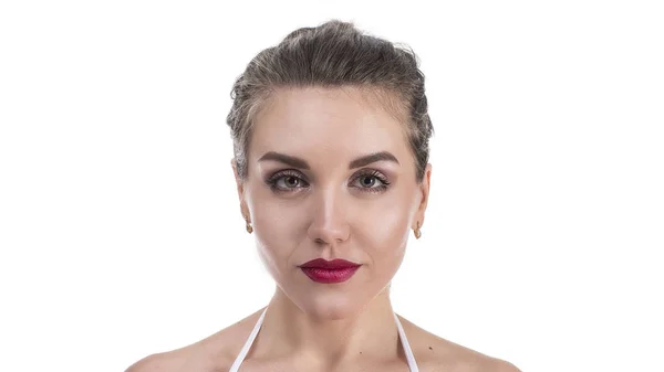 Hermosa cara de mujer joven con piel limpia y fresca de cerca aislado en blanco. Retrato de belleza. Hermosa mujer del spa. Piel fresca perfecta. Modelo de belleza pura. Concepto de cuidado de la piel y la juventud — Foto de Stock