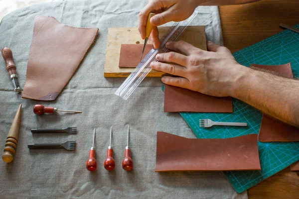 Close-up beeld van een ambachtsman handen. Handgemaakte lederen. Chaft en handgemaakte concept — Stockfoto