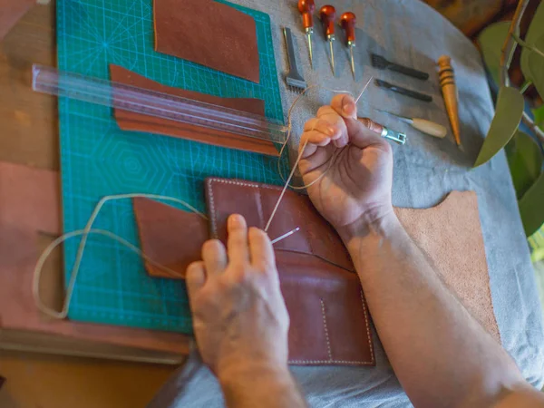 Close-up beeld van een ambachtsman handen. Leer naaien. Chaft en handgemaakte concept — Stockfoto