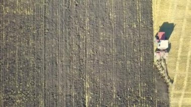 Traktörün hasat alanda hava. üstten görünüm yükseklikten. Hasat kavramı