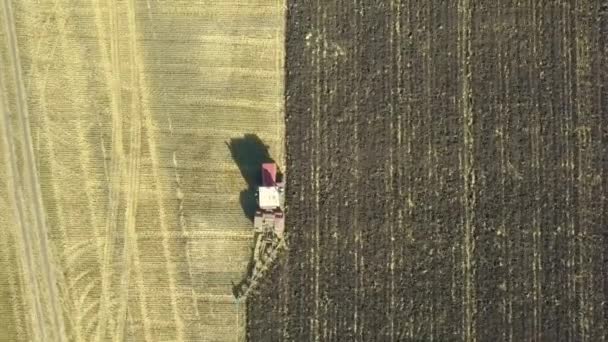 Vista aérea de los campos de cosecha con tractor — Vídeo de stock