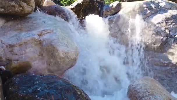 Close-up van de waterval in de rivier — Stockvideo