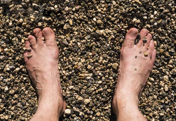 Férias na praia do oceano de verão, pés na areia do mar . — Fotografia de Stock