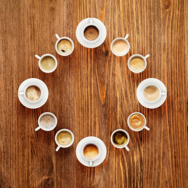 Kahve fincan ahşap masa, üstten görünüm, Tarih alanı Kopyala