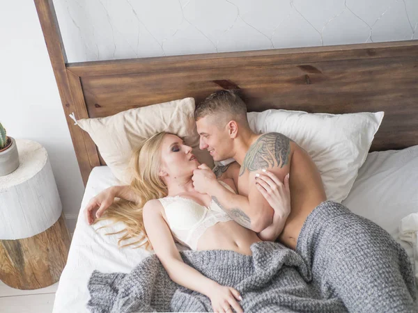 年轻成人的夫妇在卧室床上睡觉 — 图库照片