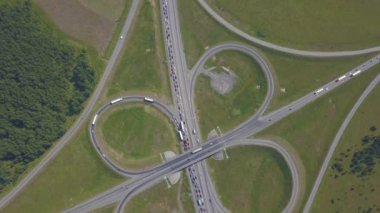 Yolun ortasına park bölgesi yaz aylarında hava görünümünü. Yol trafik ile üzerinde uçan sinematik dron vurdu