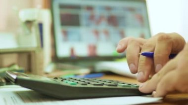 hesap makinesi kullanma office işadamı kırpılmış görüntü