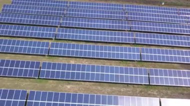 Güneş panelleri dron havadan görünümü