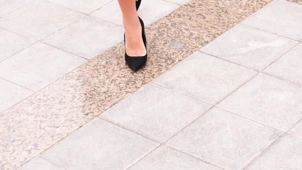 Female legs in high heels shoes walking in the urban street. Feet of young business woman in high-heeled footwear going in the city. Girl stepping to work. Slow motion Close up. — Stock Video