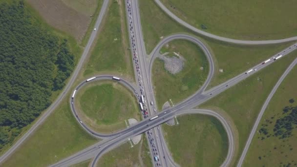 Pemandangan udara jalan di tengah zona taman di musim panas. Cinematic drone ditembak terbang di atas jalan dengan lalu lintas — Stok Video