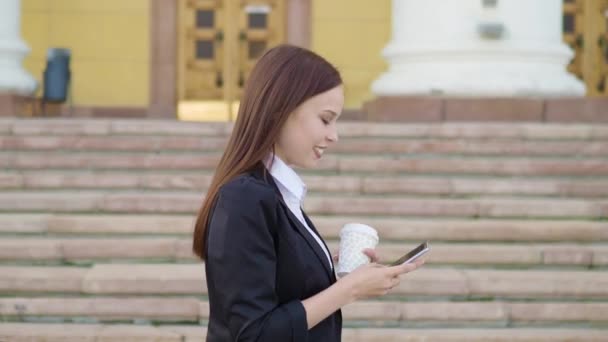 Zbliżenie kobieta rąk podczas pisania wiadomości sms lub czat na inteligentnego telefonu na zewnątrz — Wideo stockowe