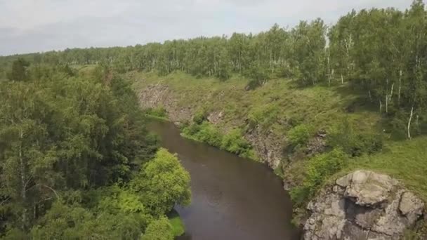 Aerialcamera Rai Lesní řeka letí nízko do klidné vody řeky Rai a husté zelené lesem na jejích březích. — Stock video